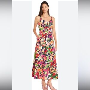 Maggy London Women Sleeveless V-neck